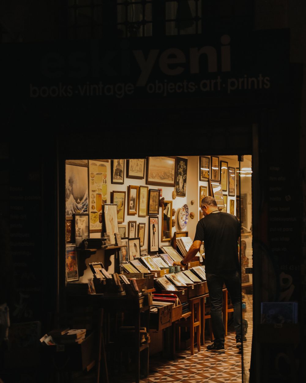 صاحب مكتبة يرتب الكتب على الرف