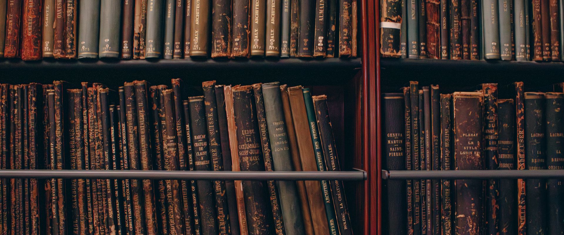 رفوف كتب قديمة بإضاءة دافئة