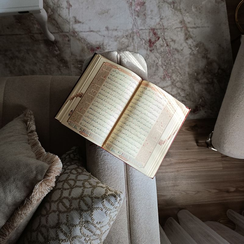 كتاب تفسير مجلد على طاولة
