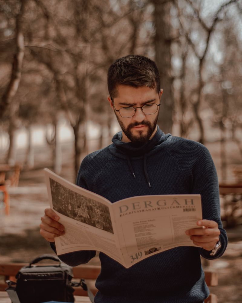 قارئ يطالع كتاباً على مسند