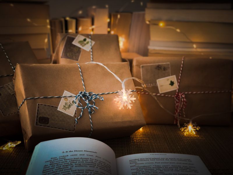 طاولة مكتبة عليها طرود كتب مغلفة